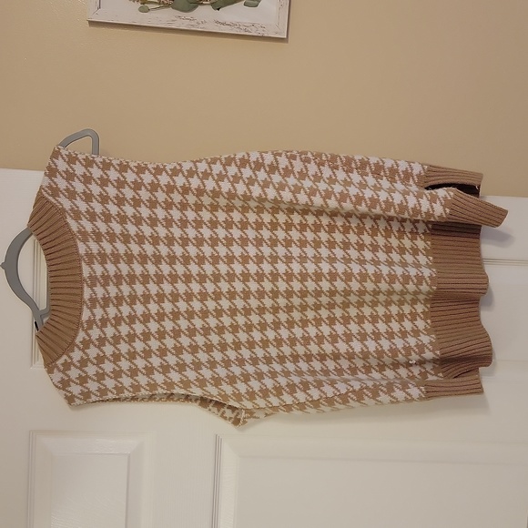 In great condition V Neck sweater vest tunic,  70% Acrylic, 30% cotton - Picture 2 of 3